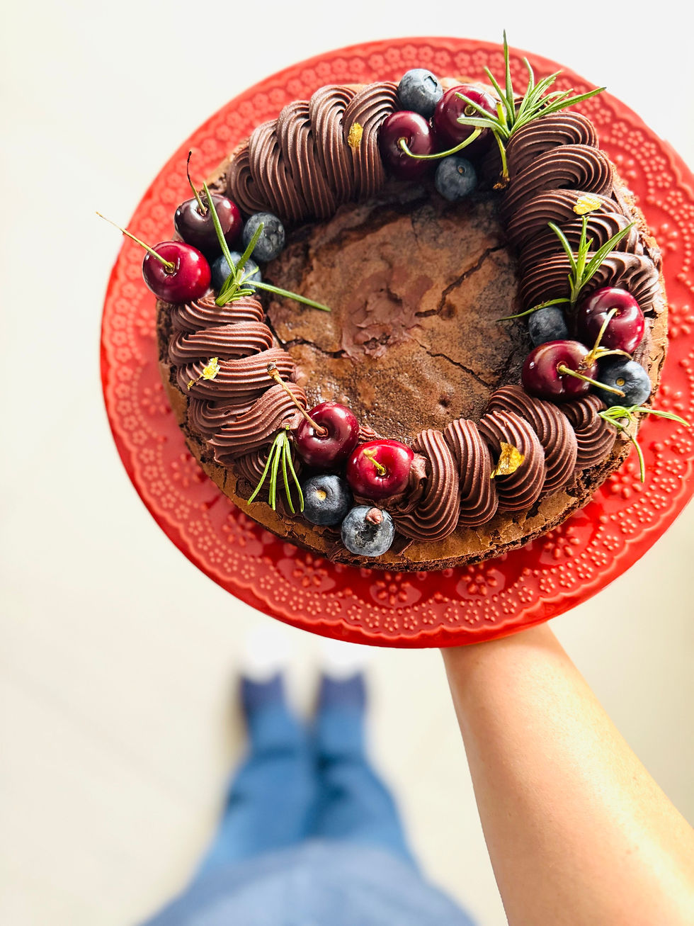 Brownie feito especialmente para o Natal com cobertura de ganache de chocolate e frutas vermelhas.