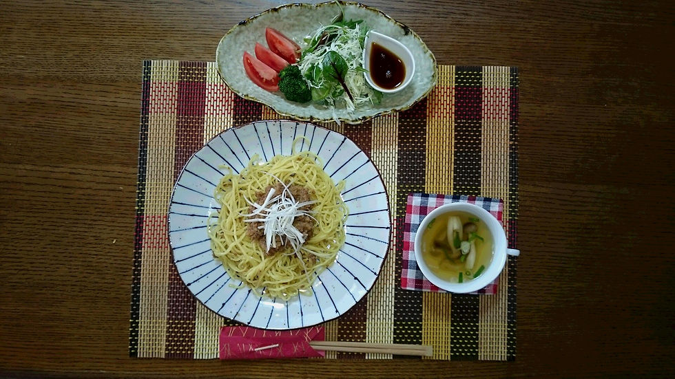 キノコのスパゲティとサラダです。