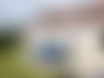 Kit solaire plug and play installé à côté d’une maison en Centre-Val de Loire