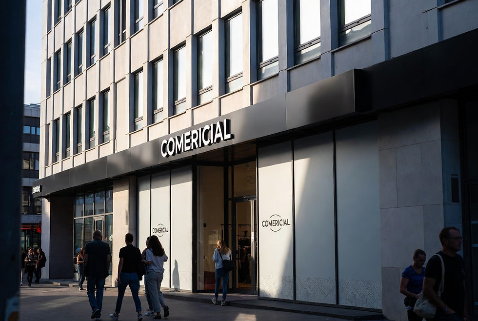 Façade de commerce avec enseigne commerciale et marquage de vitrine pour renforcer la visibilité locale à Orléans.