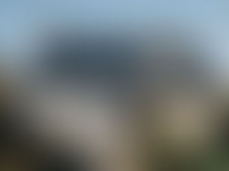 Rénovation énergétique 2026 Orléans : maison rénovée panneaux solaires photovoltaïques, isolation murs, fenêtres modernes, pompe à chaleur extérieure, MaPrimeRénov’ aides prime autoconsommation, habitat éco-responsable durable, photo pro 8K