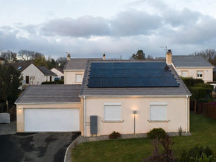 Maison équipée de panneaux solaires et d’une batterie de secours pendant une coupure de courant en Centre-Val de Loire
