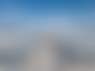 Grande plateforme logistique moderne B2B avec plusieurs entrepôts équipés de panneaux solaires photovoltaïques sur toitures, camions de transport stationnés aux quais de chargement, zone logistique dynamique, vue aérienne ultra réaliste d’infrastructure industrielle durable et énergie renouvelable pour entreprises de transport et logistique