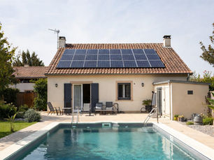 Piscine avec pompe de filtration alimentée par des panneaux solaires dans une maison en Centre-Val de Loire