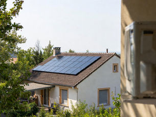 Maison équipée de panneaux solaires et d’une climatisation en Centre-Val de Loire pendant les premières chaleurs de l’été