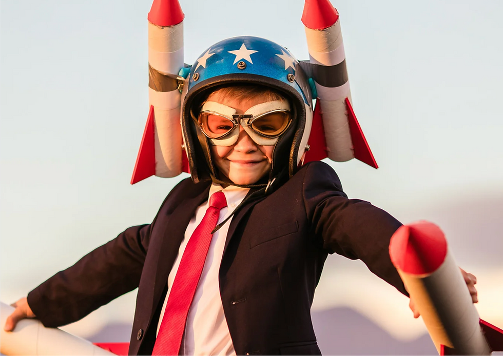 Adulte en tenue professionnelle avec casque de pilote et fusées – image décalée représentant l’audace de l’agence ZOCOM.