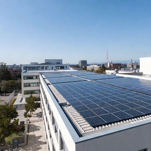 Grande école moderne française avec toiture équipée de panneaux solaires photovoltaïques, cour d’école avec arbres et terrain de sport, architecture publique contemporaine, environnement urbain calme, photographie ultra réaliste d’infrastructure scolaire durable et énergie renouvelable pour établissements publics et collectivités
