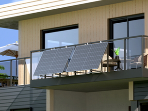 Kit solaire installé sur la rambarde d’un balcon moderne, illustrant une solution idéale pour produire sa propre électricité dans les petits espaces avec Mon Kit Énergie.
