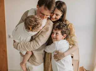 Famille réunie et souriante dans un logement, illustrant la possibilité pour les locataires de passer au solaire en 2025 grâce aux solutions adaptées de Mon Kit Énergie.