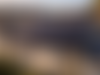 Installation d’un kit solaire photovoltaïque 10 kWc triphasé avec onduleur hybride, comprenant 20 panneaux solaires monocristallins de 500 Wc, installés sur une toiture en ardoise d’une maison de ville à Blois en Centre-Val de Loire, vue aérienne d’un système d’autoconsommation avec stockage possible.