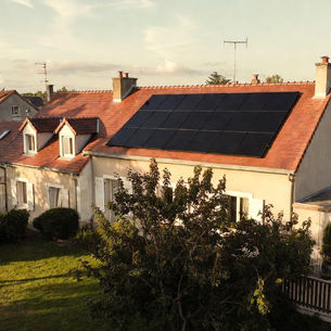 Maison individuelle à Beaugency (Loiret) équipée de 15 panneaux solaires photovoltaïques noirs en surimposition sur toiture en tuiles rouges, installation solaire résidentielle en autoconsommation proche de la Loire, production annuelle de 7 150 kWh visible depuis l’intérieur, projet d’énergie solaire performant en région Centre-Val de Loire.