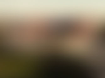 Maison individuelle à Beaugency (Loiret) équipée de 15 panneaux solaires photovoltaïques noirs en surimposition sur toiture en tuiles rouges, installation solaire résidentielle en autoconsommation proche de la Loire, production annuelle de 7 150 kWh visible depuis l’intérieur, projet d’énergie solaire performant en région Centre-Val de Loire.