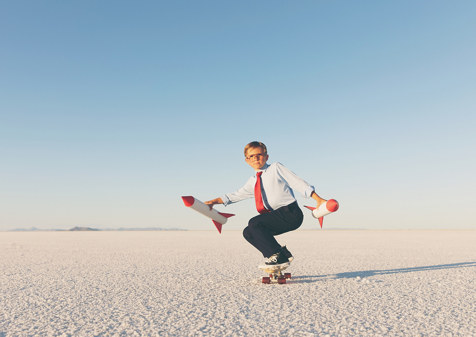 "Jeune garçon en costume cravate sur un skateboard tenant deux fusées, illustrant la rapidité, la créativité et l’efficacité des solutions d’impression proposées par l’agence ZOCOM à Blois, Tours, Orléans et en région Centre-Val de Loire : supports marketing, cartes de visite, signalétique, packaging sur-mesure."