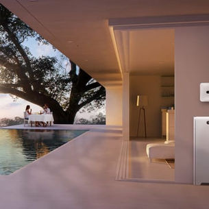 Batterie solaire connectée stockant l’électricité produite dans une maison.