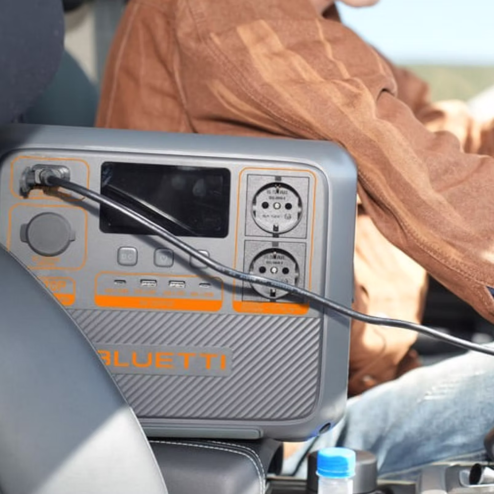 Station électrique BLUETTI Premium 80 utilisée dans un véhicule pendant un road trip, fournie par Mon Kit Énergie. Batterie LiFePO₄ 864 Wh, 1 000 W de puissance, compatibilité batteries B80P/B230/B300 et recharge rapide 45 min pour autonomie énergétique en mobilité.