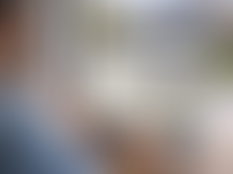 Particulier en France utilisant un ordinateur portable à la maison pour effectuer une simulation de projet solaire sur un simulateur photovoltaïque en ligne, avec la production estimée en kWh affichée à l’écran. En arrière-plan, on aperçoit la maison équipée de panneaux solaires sur le toit, dans un contexte résidentiel moderne et rassurant éclairé par une lumière naturelle douce.