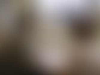 Couple français assis à la table de leur cuisine, regardant par la fenêtre leur maison moderne équipée de panneaux solaires photovoltaïques sur le toit. Lumière naturelle, ambiance sérieuse mais rassurante, illustrant un projet d’énergie solaire et d’autoconsommation dans un contexte résidentiel français crédible.