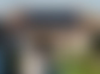 Installation photovoltaïque maison avec panneaux solaires sur toiture en tuiles, technicien Mon Kit Énergie présentant une étude de production solaire au propriétaire devant sa maison individuelle en France, illustration du prix panneaux solaires France, du coût panneaux solaires et d’une toiture solaire pour projet d’autoconsommation énergétique.