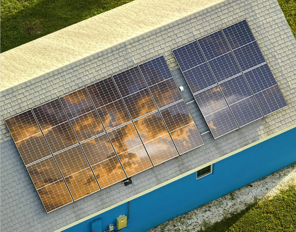 Toiture agricole équipée de panneaux photovoltaïques installés par Sol’Air Bâtiment, produisant une énergie solaire verte et rentable pour les exploitants agricoles.