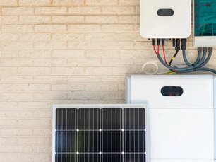 Batterie solaire domestique et panneau photovoltaïque installés dans une maison, illustrant comment choisir la capacité idéale pour son système de stockage d’énergie avec Mon Kit Énergie.