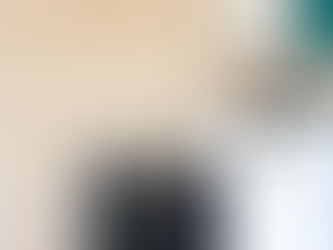 Batterie solaire domestique et panneau photovoltaïque installés dans une maison, illustrant comment choisir la capacité idéale pour son système de stockage d’énergie avec Mon Kit Énergie.