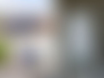 Propriétaire programmant son chauffe-eau avant un départ en week-end dans une maison équipée de panneaux solaires en Centre-Val de Loire