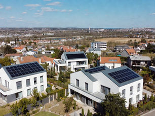 Quartier maisons modernes Centre-Val de Loire France avec panneaux solaires photovoltaïques sur toits, vue Loire et paysage mixte campagne-ville, kit solaire autoconsommation 2026, prime 80 €/kWc, énergie renouvelable durable, photo aérienne pro 8K