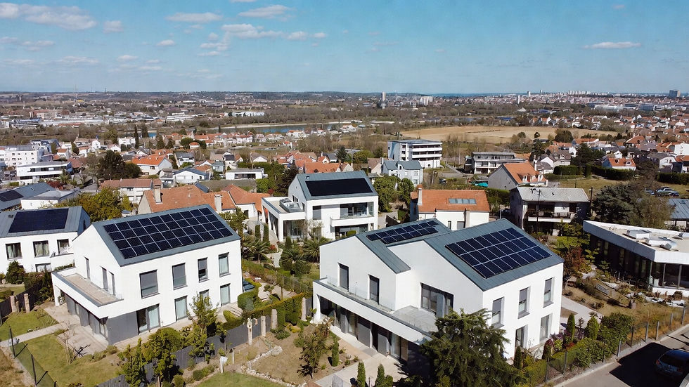 Quartier maisons modernes Centre-Val de Loire France avec panneaux solaires photovoltaïques sur toits, vue Loire et paysage mixte campagne-ville, kit solaire autoconsommation 2026, prime 80 €/kWc, énergie renouvelable durable, photo aérienne pro 8K