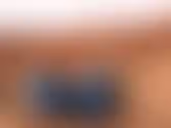 Deux randonneurs équipés du sac à dos BLUETTI Handsfree 2 de 60 L en pleine montagne, proposés par Mon Kit Énergie. Sac à dos avec station d’alimentation intégrée, ports latéraux accessibles, compatibilité solaire, ventilation optimisée et conception résistante pour recharger ses appareils en déplacement lors de randonnées, treks et activités outdoor.