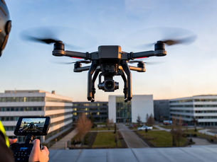 Drone professionnel réalisant une prise de vue aérienne au-dessus d’un site d’entreprise pour une communication visuelle impactante.