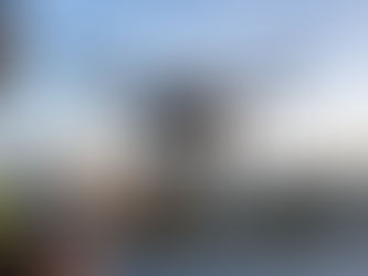 Drone professionnel réalisant une prise de vue aérienne au-dessus d’un site d’entreprise pour une communication visuelle impactante.