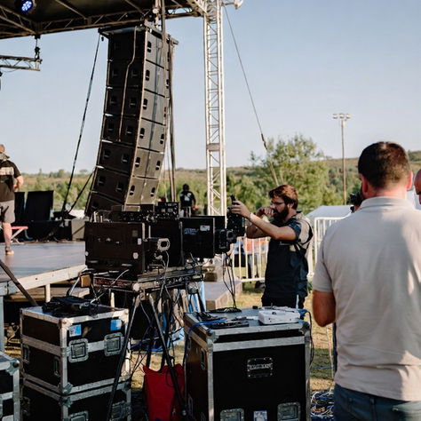 Préparation d’un festival avec scène, régie, équipe technique et coordination de production sur site.