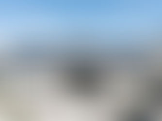 Bâtiment public moderne français (mairie ou administratif) avec toiture entièrement équipée de panneaux solaires photovoltaïques, architecture contemporaine, place publique avec arbres et passants, ciel bleu lumineux, photographie ultra réaliste d’architecture durable et énergie renouvelable pour collectivités locales