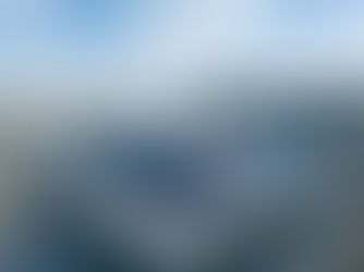 Grand immeuble de bureaux moderne en quartier d’affaires avec toiture équipée de panneaux solaires photovoltaïques, bâtiments tertiaires contemporains, panneaux solaires visibles sur le toit, environnement urbain moderne, photographie ultra réaliste d’architecture durable et énergie renouvelable pour entreprises B2B