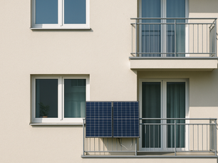 Kits solaires plug & play Mon Kit Énergie installés sur un balcon d’appartement, permettant aux citadins de produire leur propre électricité et de réduir