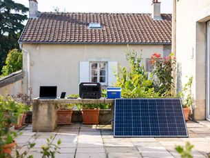 Le kit solaire plug & play permet de produire une partie de son énergie simplement, sans se lancer immédiatement dans une grande installation. En Centre-Val de Loire, c’est une solution idéale pour découvrir l’autoconsommation solaire à la maison, au jardin ou en mobilité.