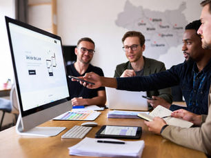 Équipe d’agence web travaillant sur la création d’un site internet pour améliorer la visibilité à Orléans, Blois et Tours.