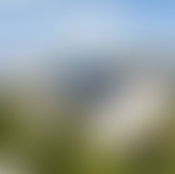 Maison avec panneaux solaires photovoltaïques sur le toit, quartier résidentiel France – habitation moderne écologique et énergie renouvelable