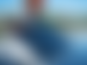 Installateur RGE posant des panneaux solaires sur une toiture.