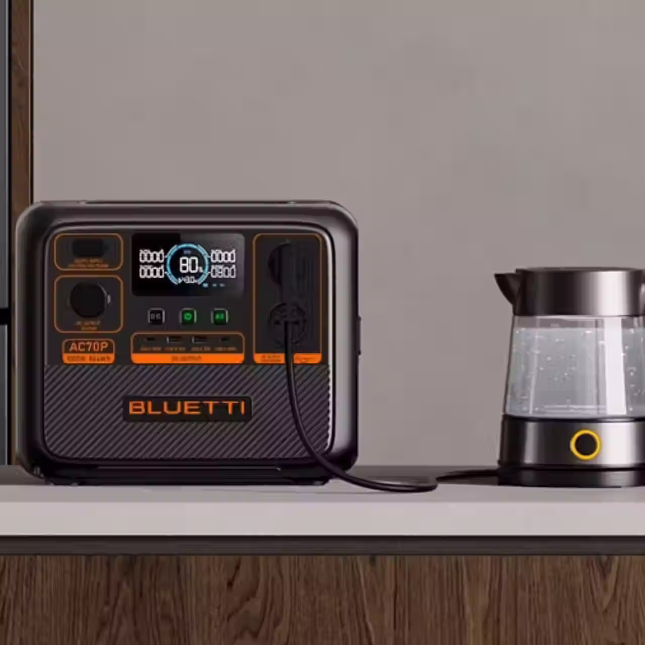 « Station électrique BLUETTI Premium 80 posée sur un plan de travail et alimentant une bouilloire, proposée par Mon Kit Énergie. Batterie LiFePO₄ 864 Wh, puissance 1 000 W (2 000 W Power Lifting), recharge turbo 80 % en 45 minutes et 8 ports polyvalents pour une autonomie énergétique à la maison et en déplacement.
