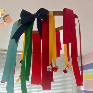 Móvil de cintas y cascabeles.