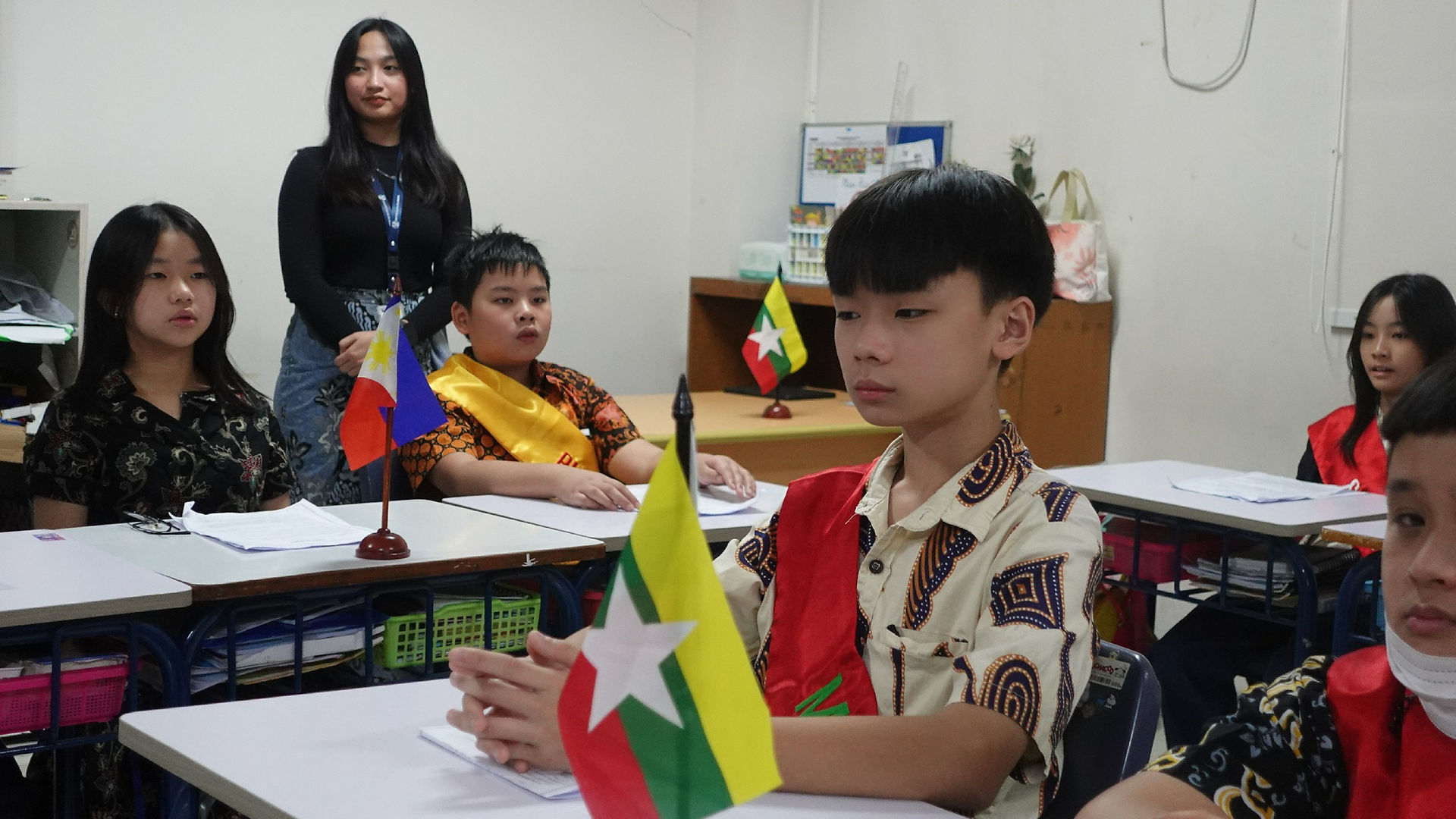murid kelas 6 belajar tentang ASEAN