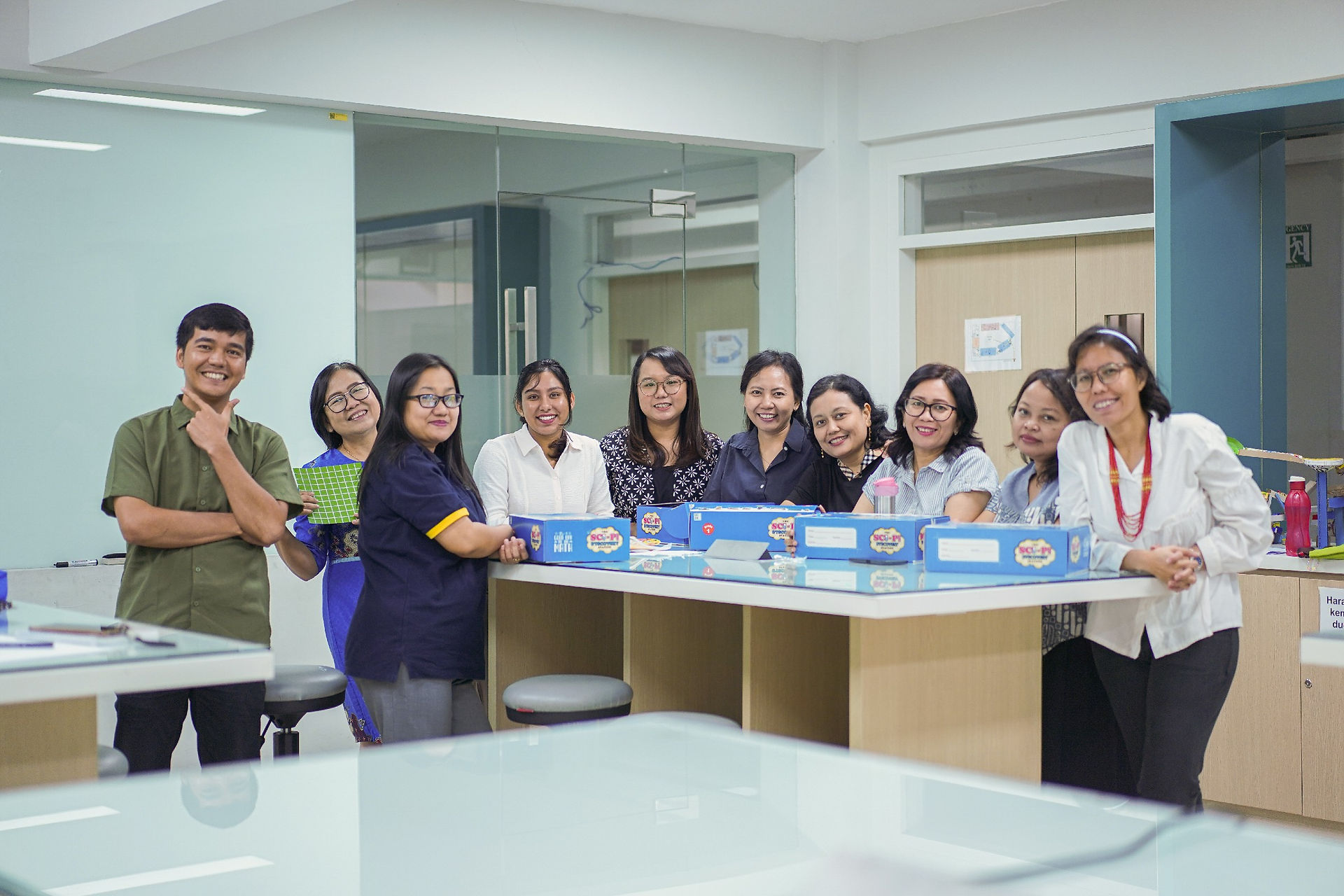 Guru Junior School mempraktikkan science and math kit dalam Science and Math Kit Workshop SDH