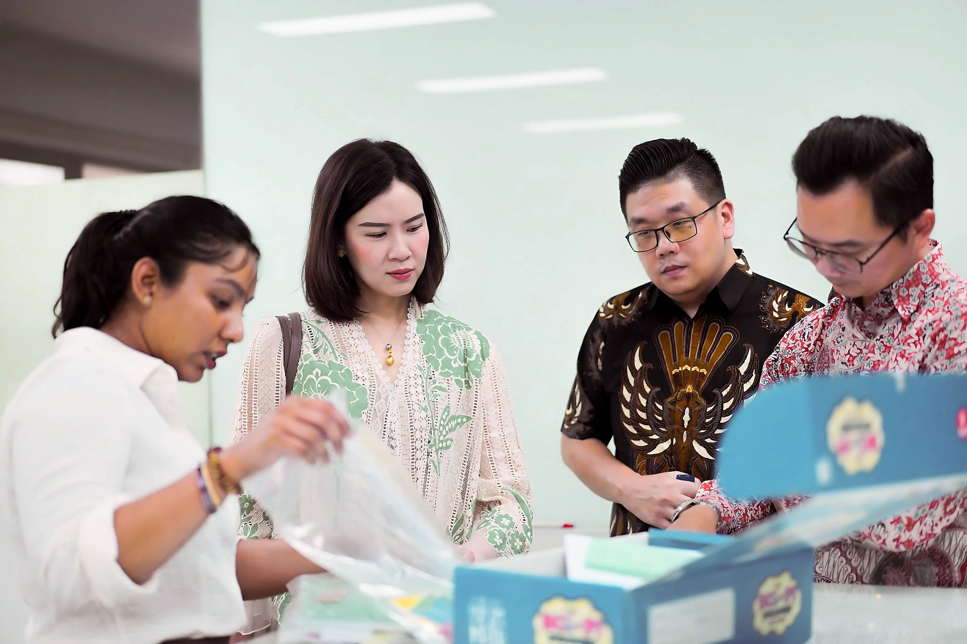 Eksperimen sains dan pembelajaran matematika dalam Science and Math Kit Workshop SDH