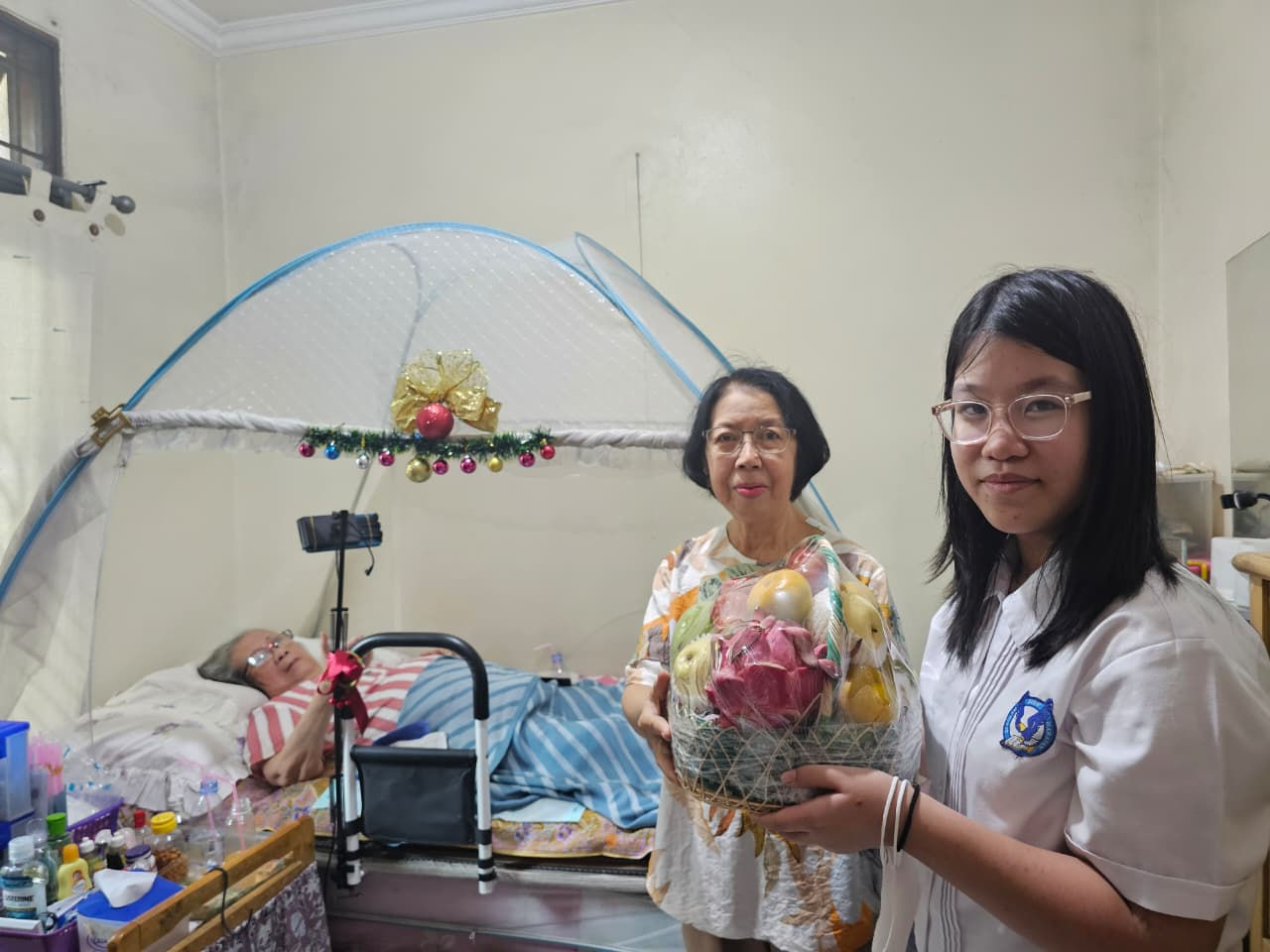 Murid SMP SDH Daan Mogot menyanyikan pujian Natal bagi para lansia