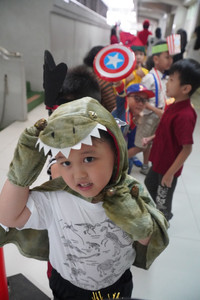 Parade kostum siswa dalam perayaan 100 Hari Sekolah di TK Lippo Village