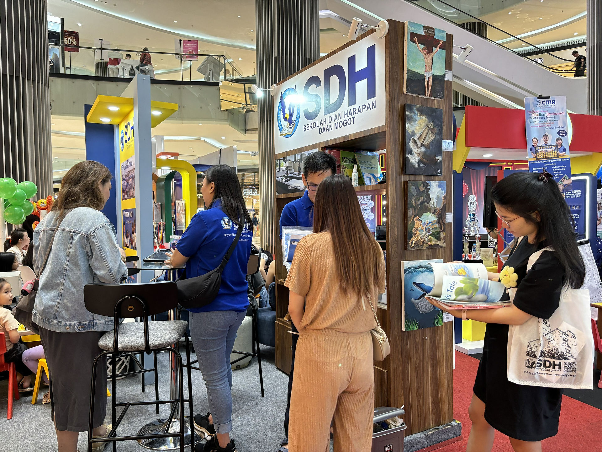 Pameran pendidikan SDH Daan Mogot di Mall Puri