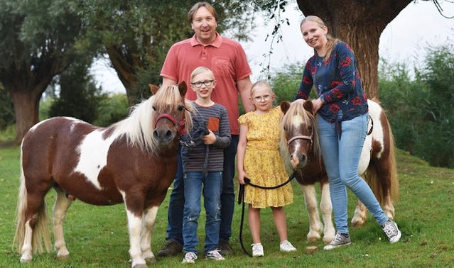Gastengroepsfoto met 2 pony's