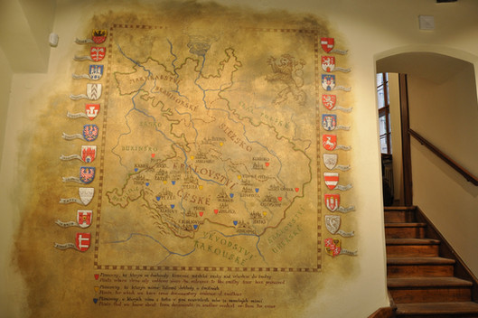 Nástěnná malba v muzeu mincovnictví v Kutné Hoře. Imitace dobové fresky s mapou českého království a rodovými erby