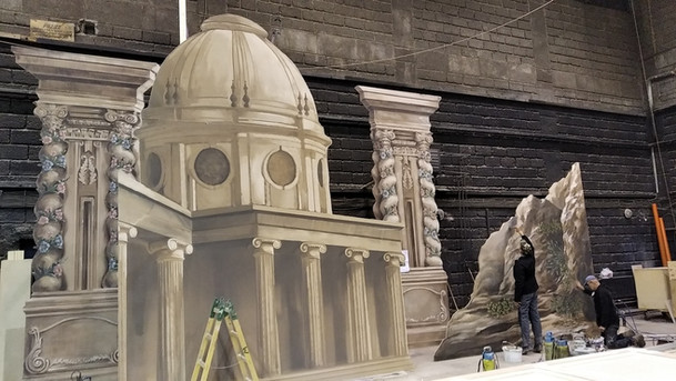 Plošná divadelní dekorace pro filmovou dekoraci ve Stavovském divadle. Iluzivní malba na dřevěné desce
Rozměry: výška cca 5m